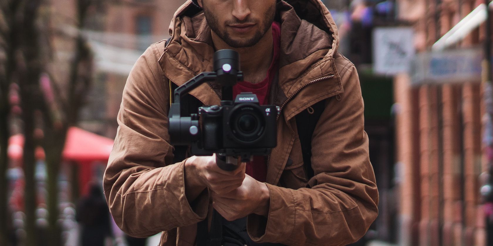 كاميرا gimbal يحملها مصور فيديو 
