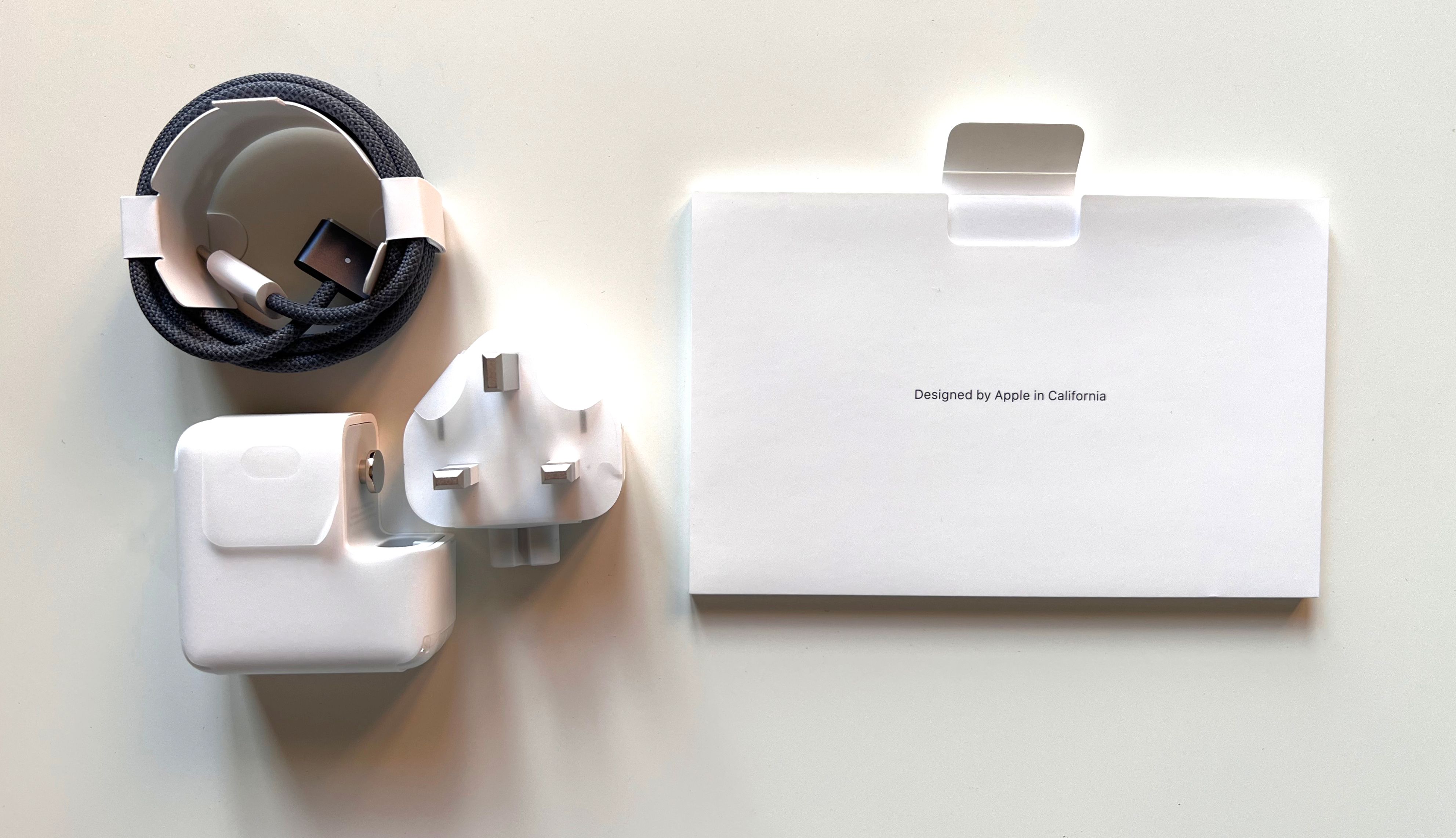 Aksesoris MacBook Air M2: kabel, stiker, dan colokan