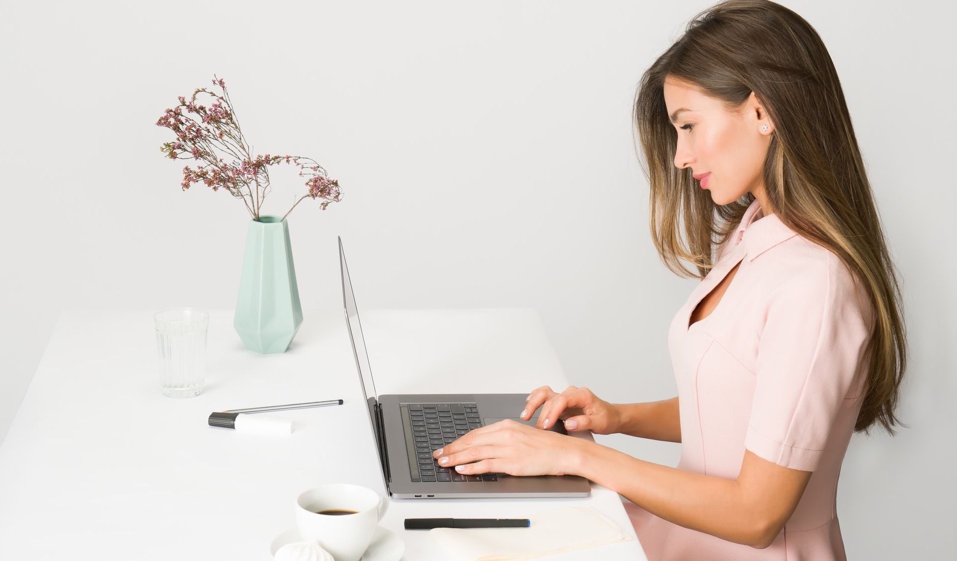 Wanita Karir Mengetik di Laptop