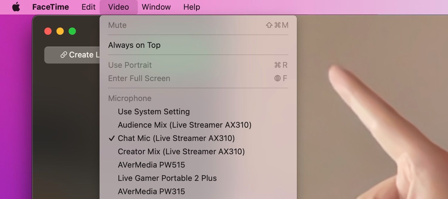 Pria menunjuk ke pengaturan Video di FaceTime untuk mengubah perangkat termasuk Mikrofon, Output, dan Video