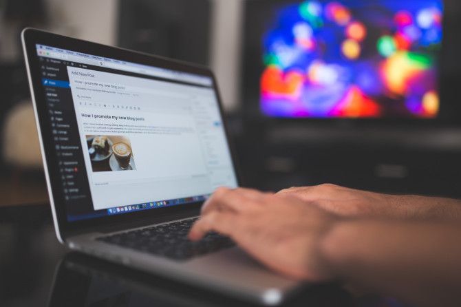 Tangan bertumpu pada keyboard laptop
