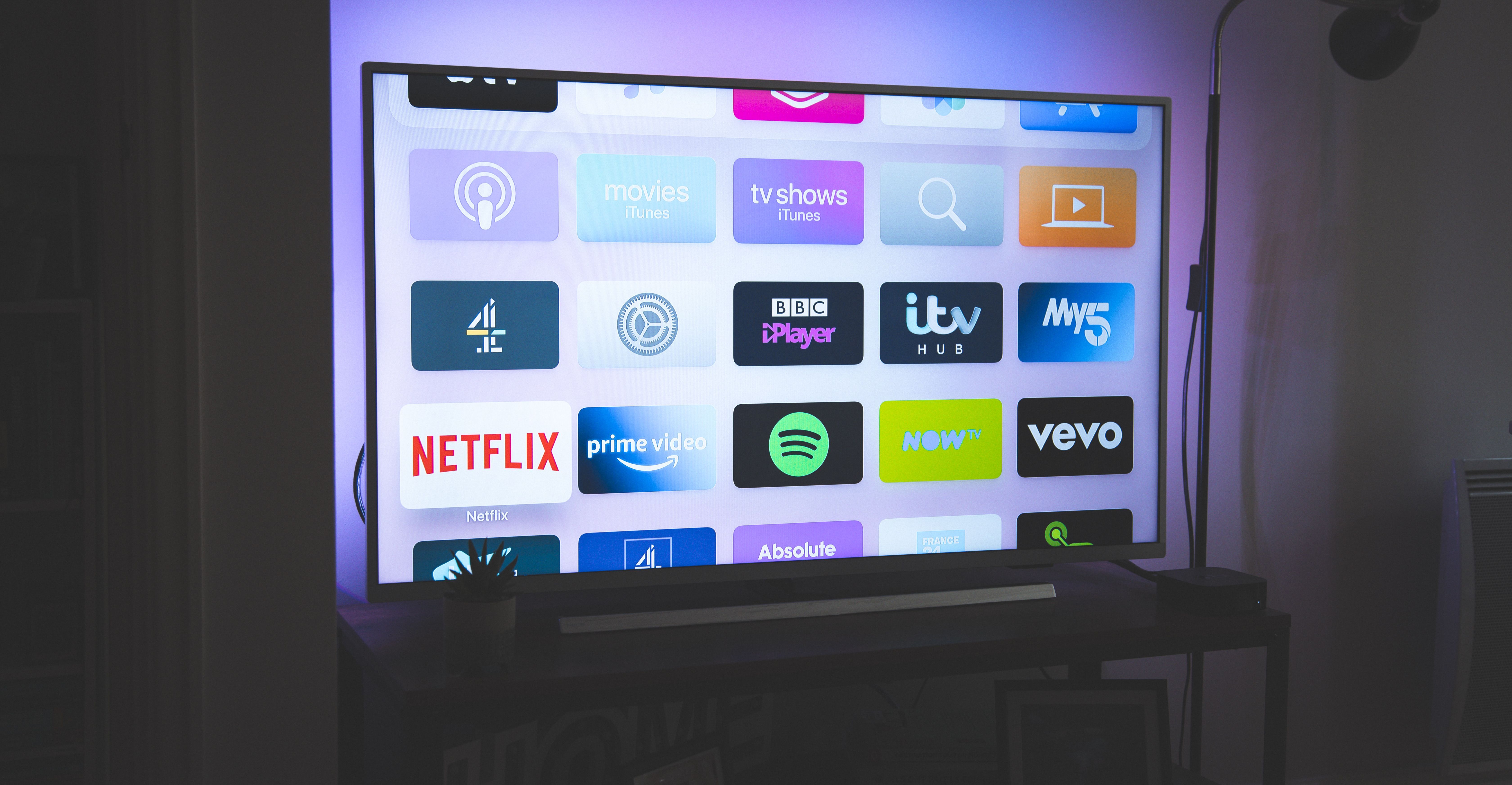 TV pintar dengan banyak aplikasi