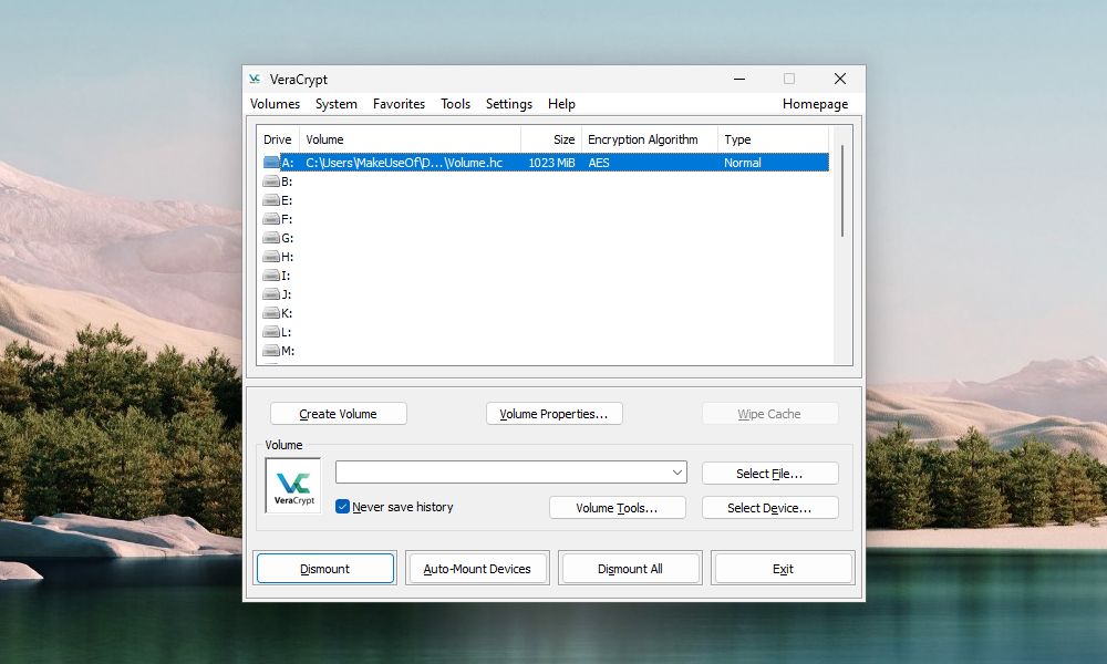 Jendela utama VeraCrypt menampilkan volume terpasang