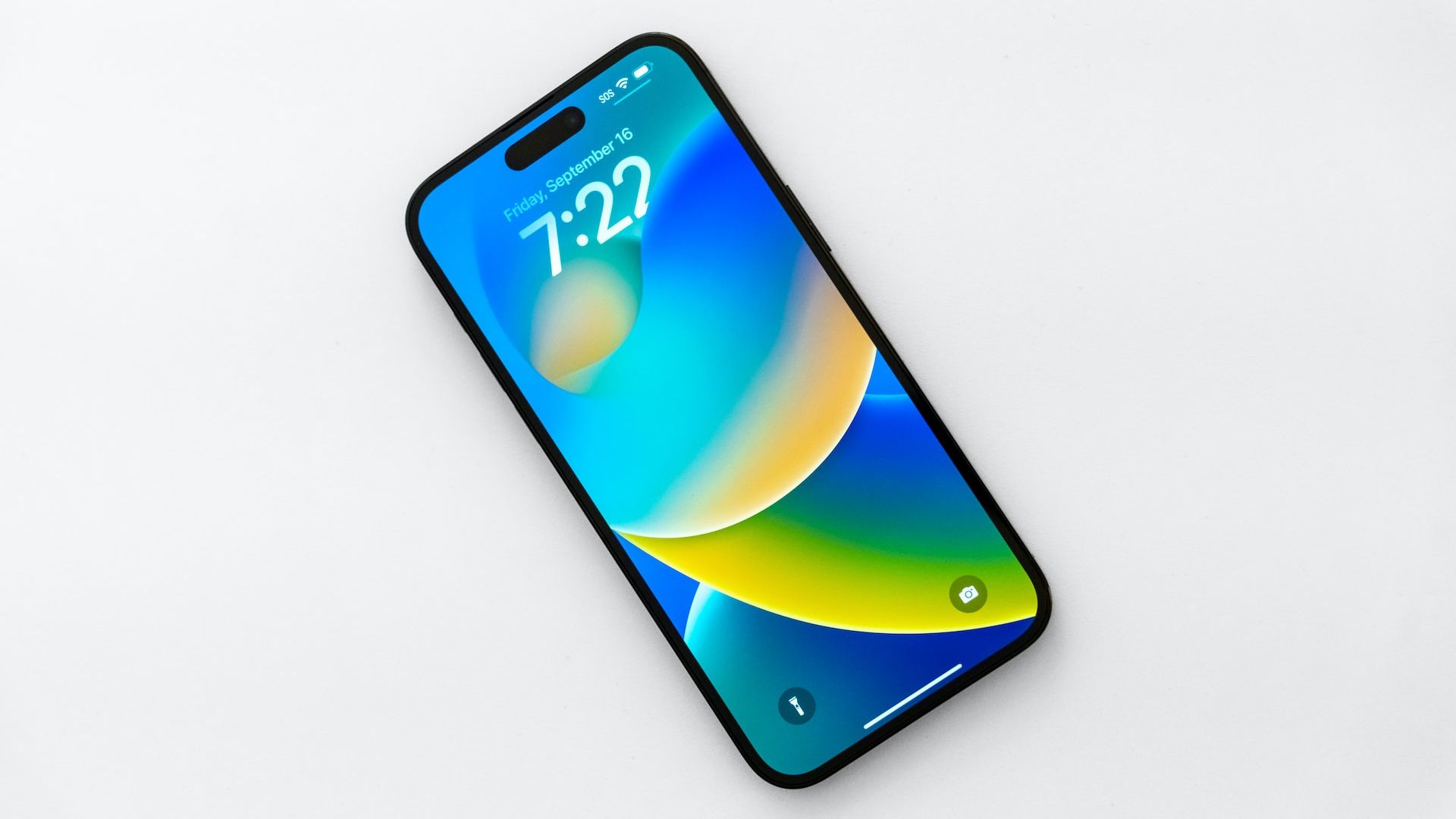 iPhone 14 Pro di atas meja