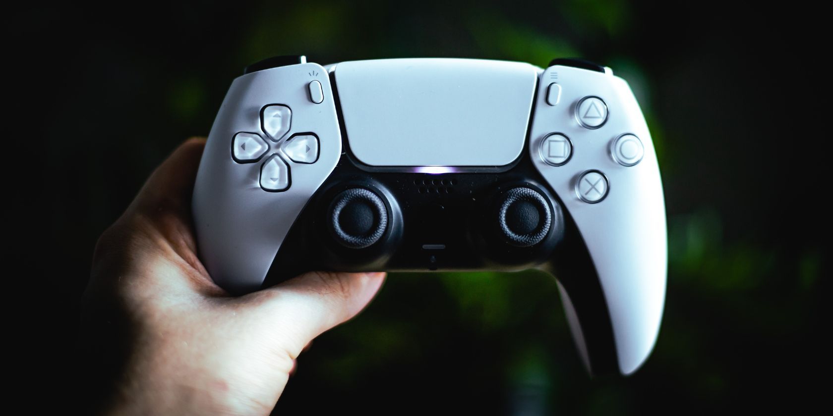 Tutup pengontrol PS5 DualSense di depan latar belakang hijau