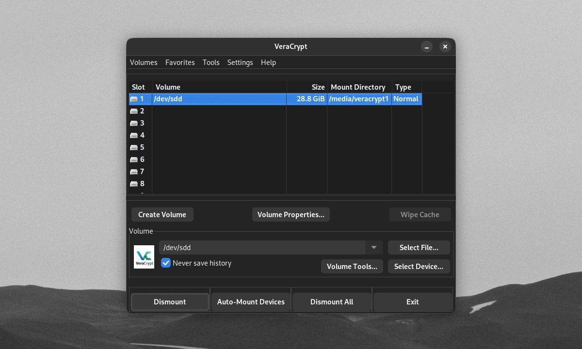 Jendela utama VeraCrypt dengan drive eksternal terpasang