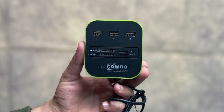 semua dalam satu pembaca kartu dengan sddan slot microsd