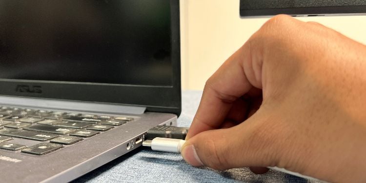 masukkan usb c ke port laptop