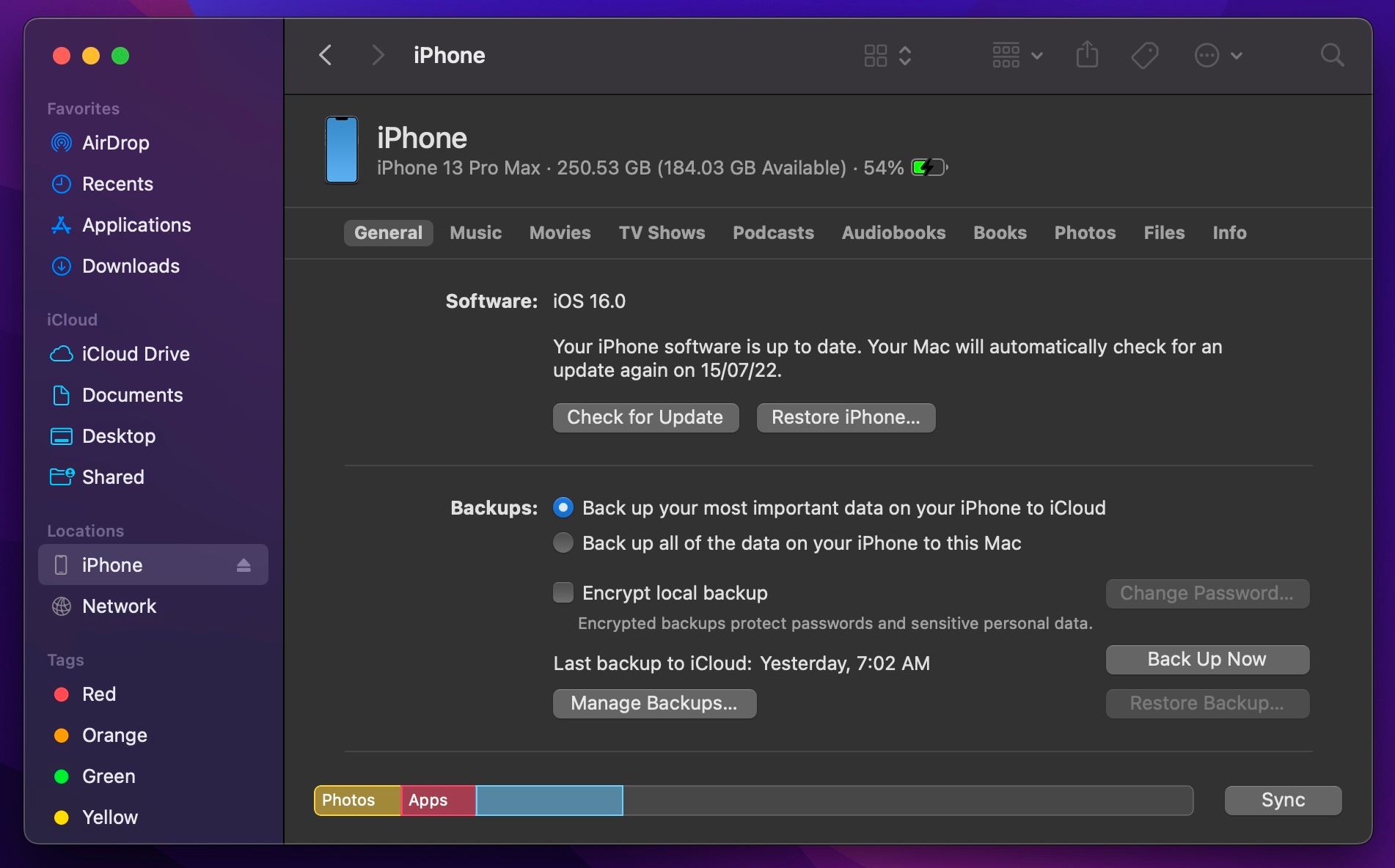 iPhone 장치 요약을 표시하는 Mac의 Finder