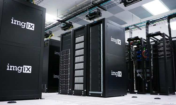 큰 검은색 데이터베이스 저장 장치가 있는 서버실