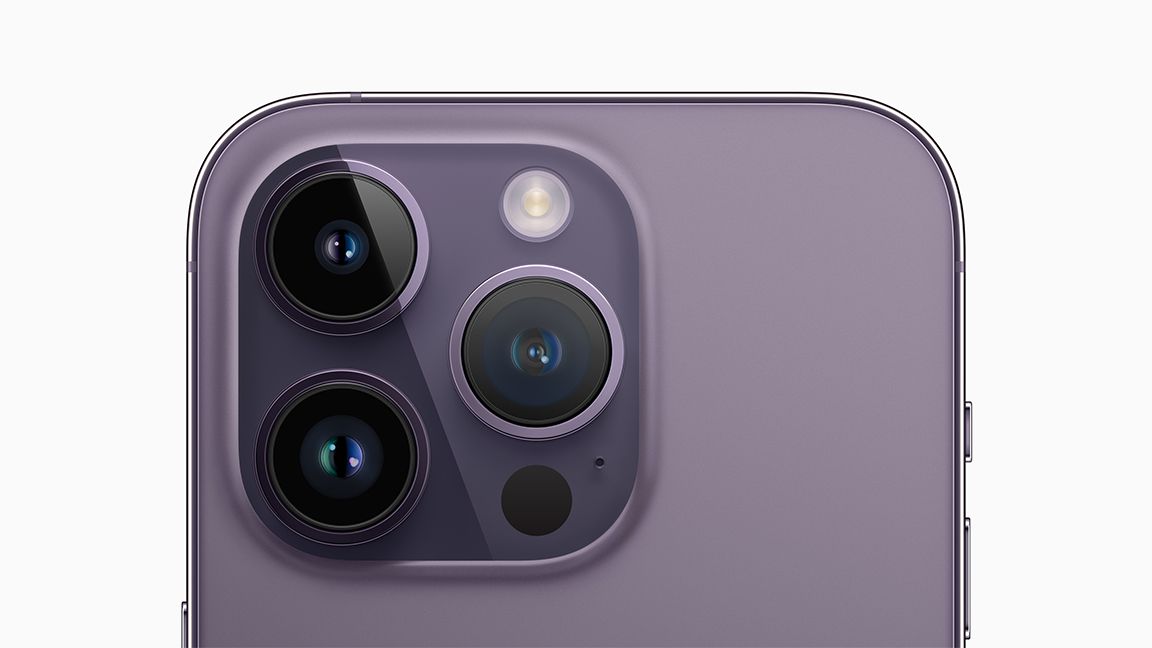 보라색 iPhone 14 Pro의 카메라 모듈