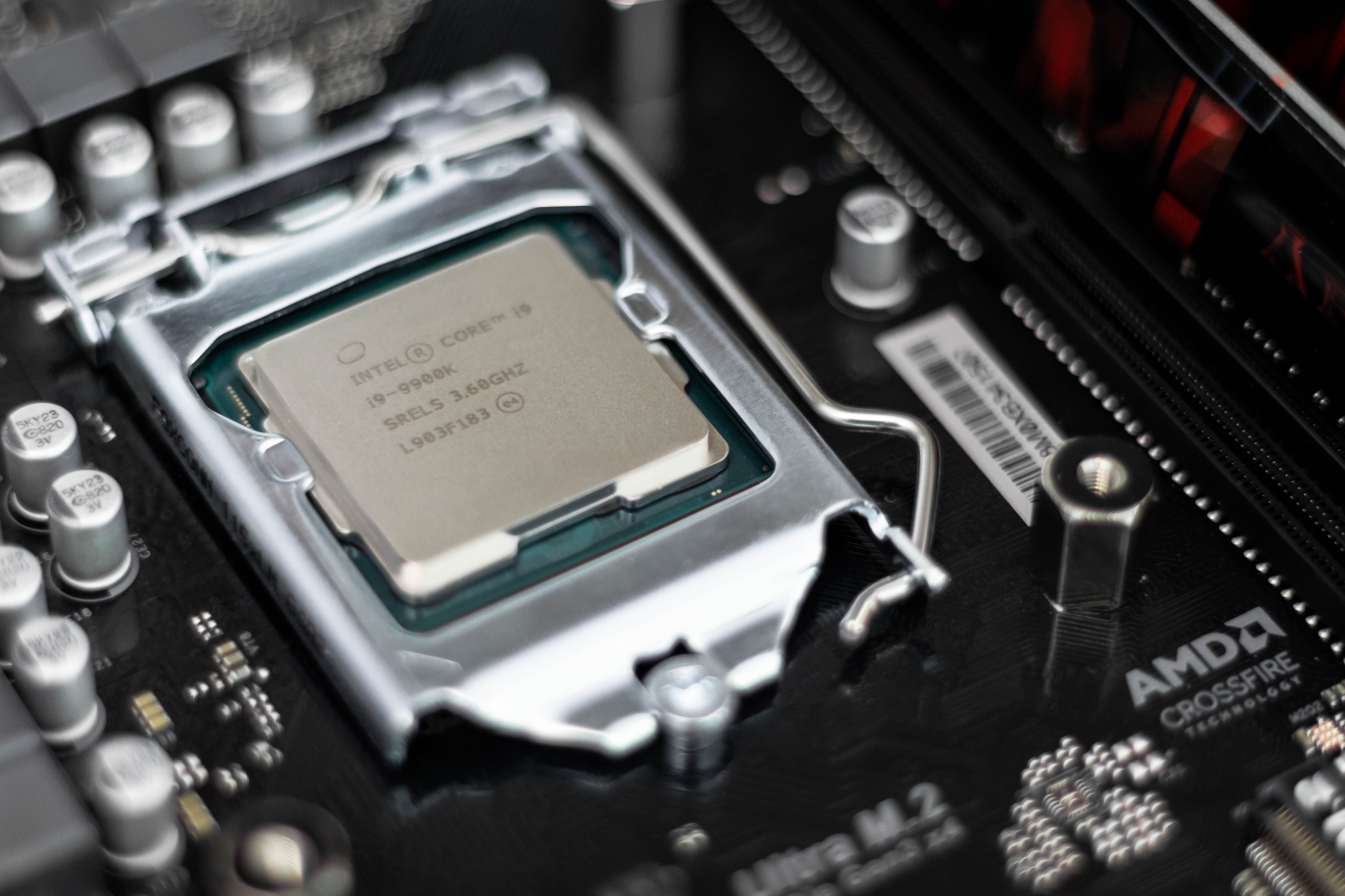 Intel Core i9 CPU 安裝在主板上