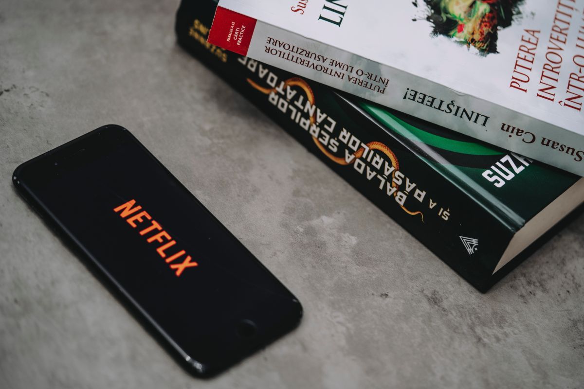 智能手機上靠近書籍的Netflix