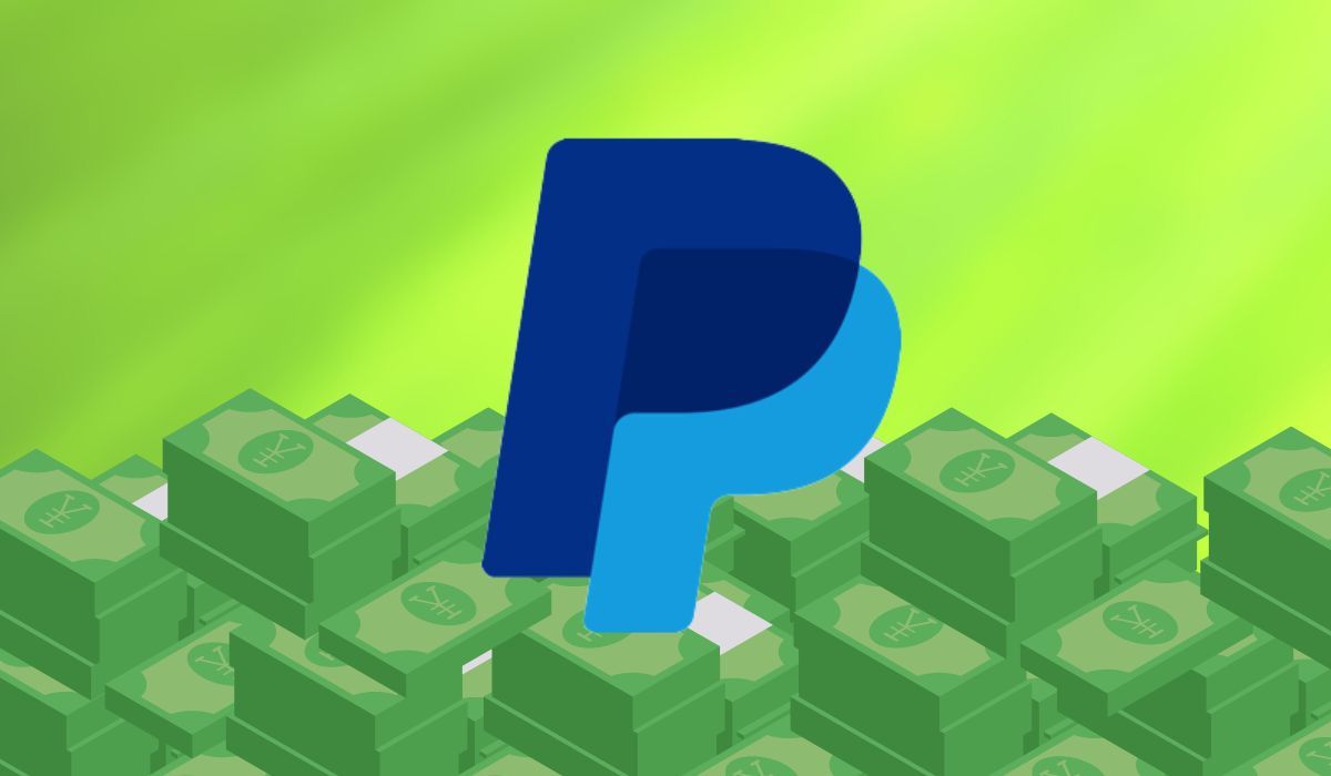 綠色背景上看到的 PayPal 徽標和一疊美元鈔票